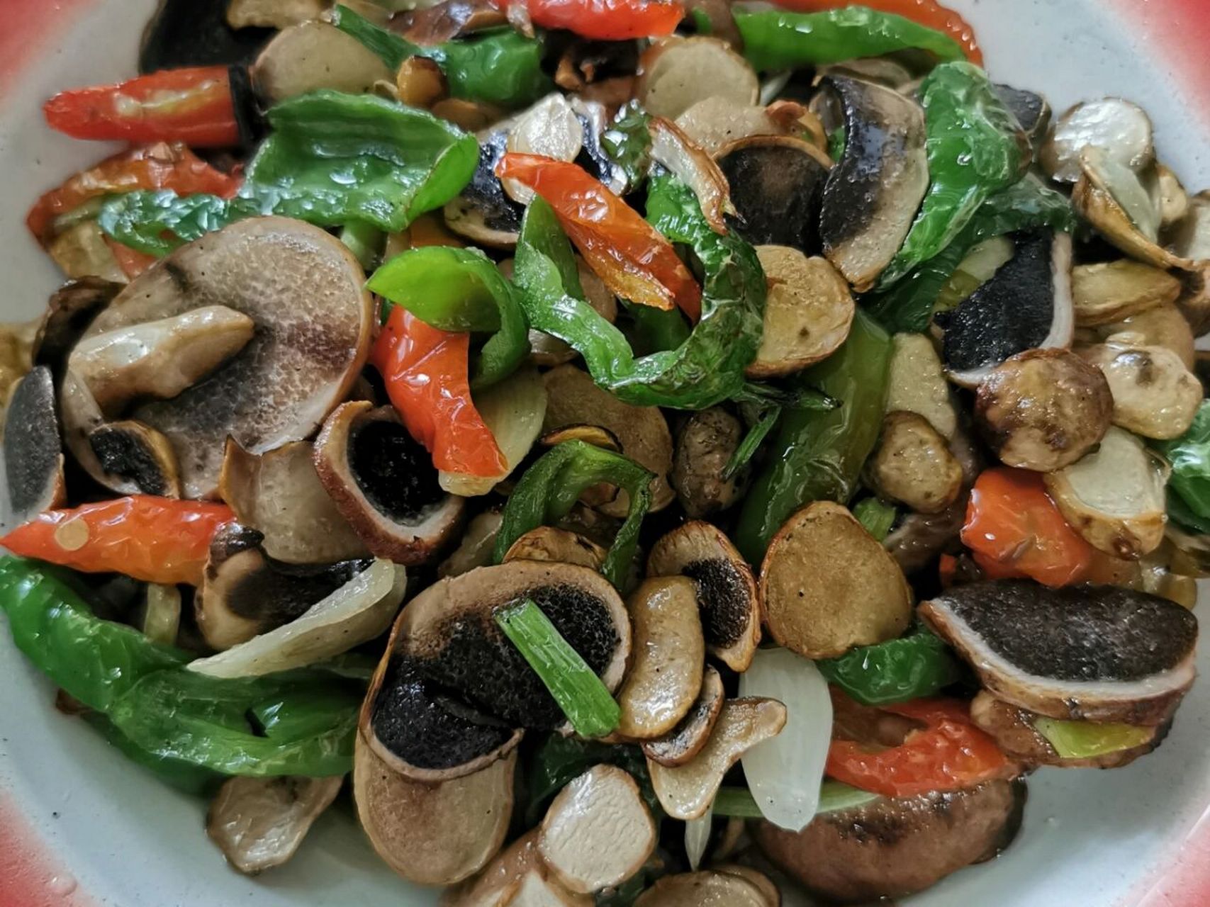 炒马屁泡 1,马屁泡洗净切片,水开放入煮几分钟去苦味,捞出冲冷水备用