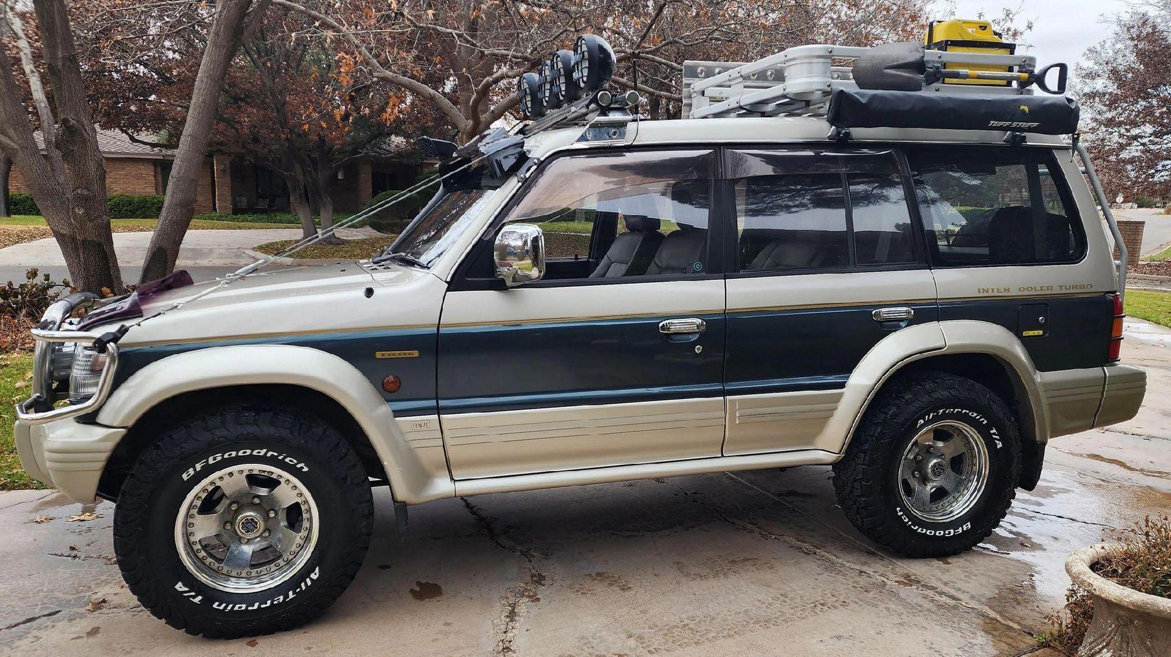 1992年pajero v46 . 手上有直腰的33,要不要喷个这个双色车身?