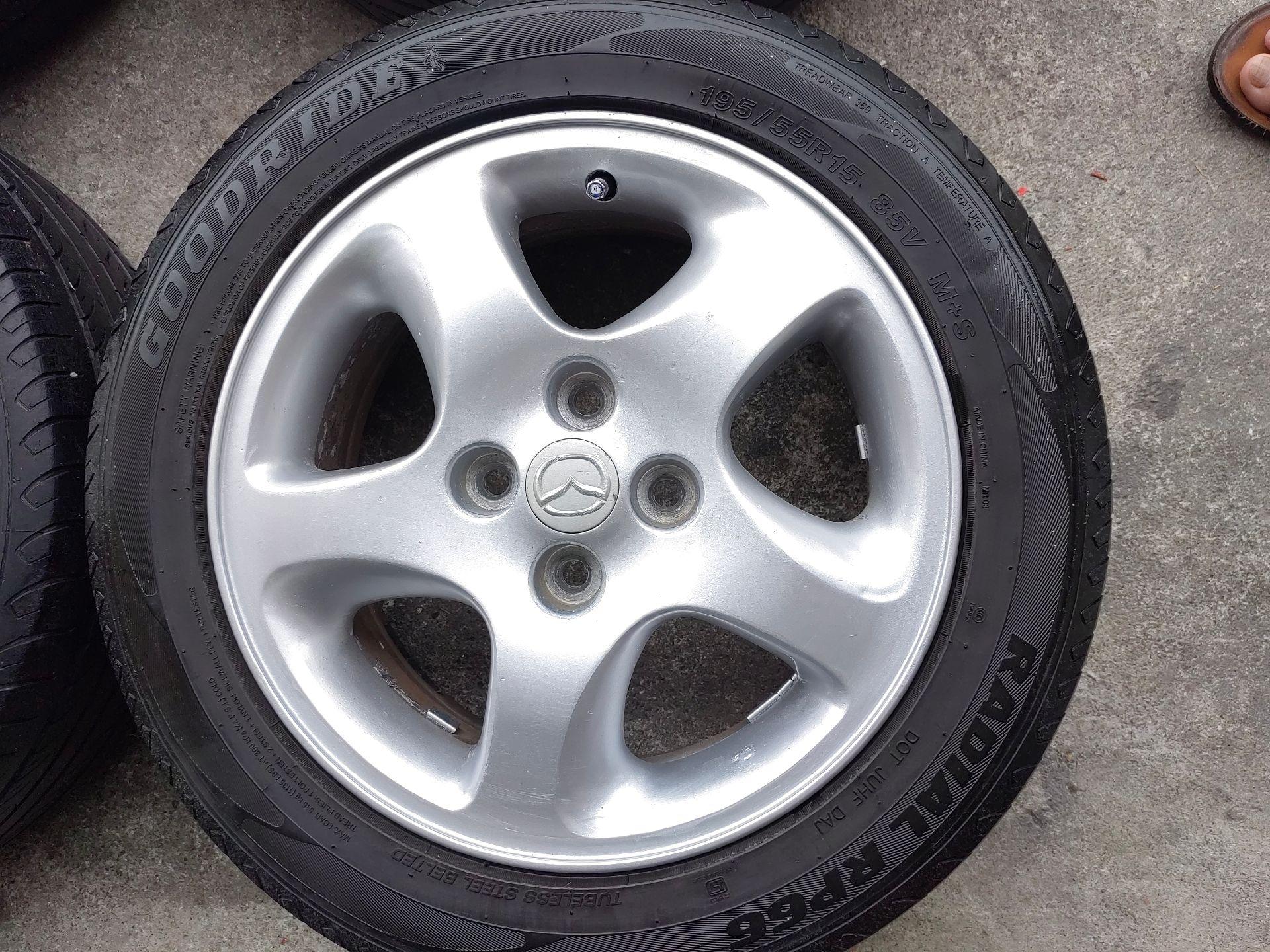 马自达323原厂15寸轮毂带胎,成色如图