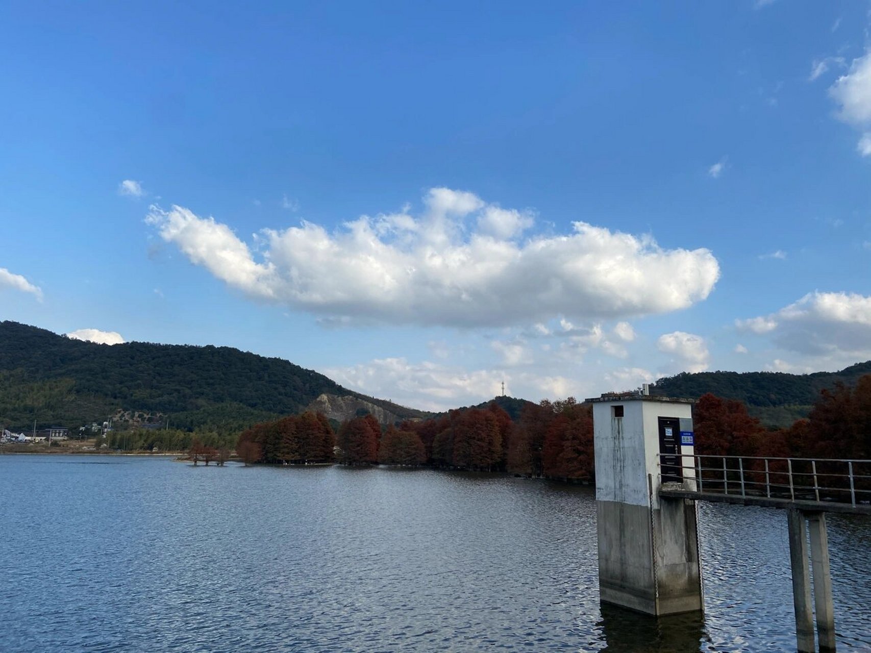 上虞麻岙水库 上虞麻岙水库湖上亭 风吹湖面 超有氛围 一直往四明湖去