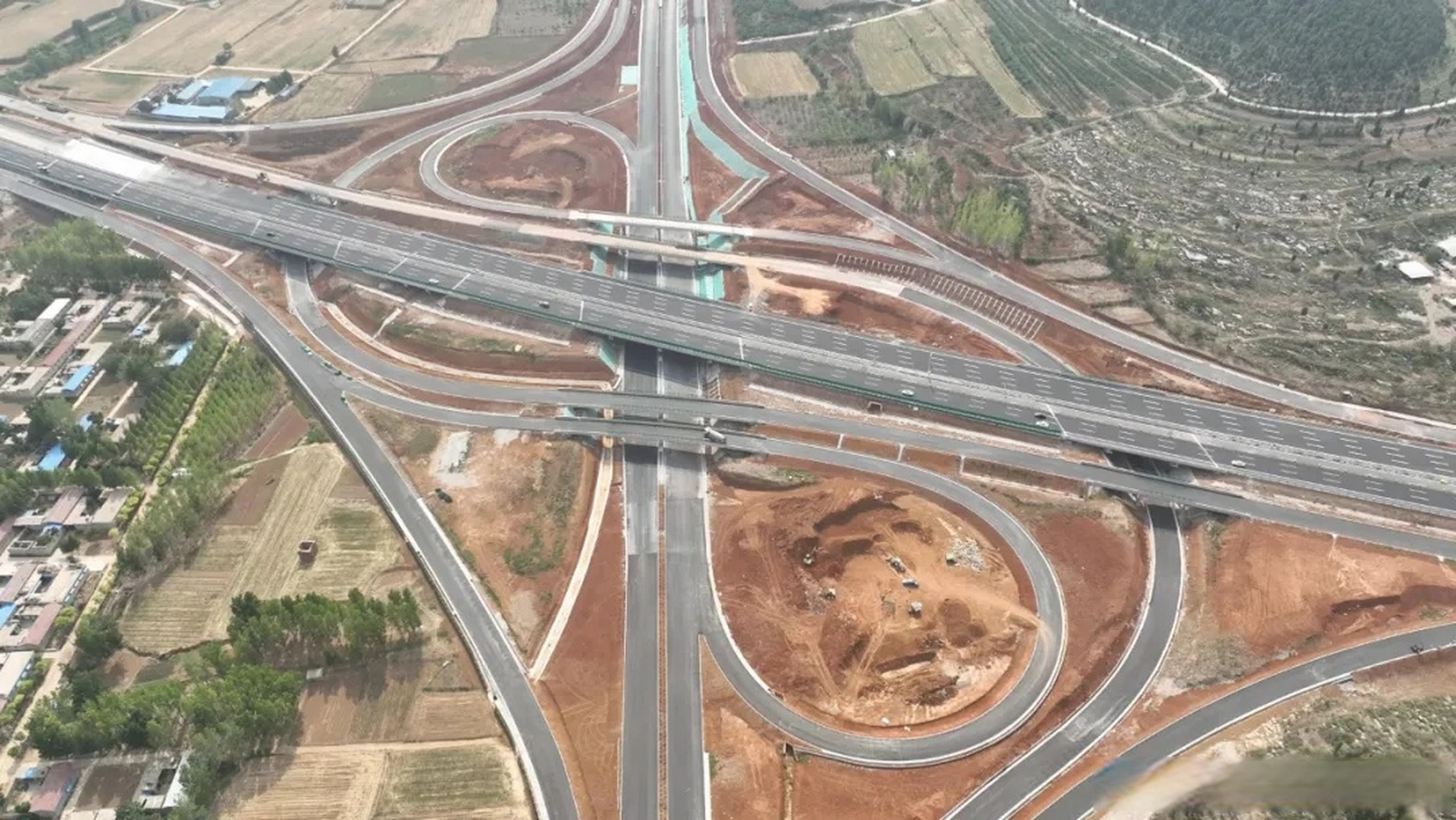 【#泰东高速##济微高速泰安段# 开展"大干快上,满工满弦"百日攻坚行动