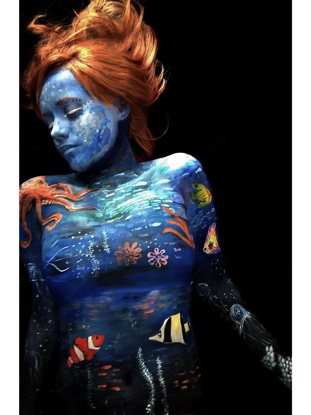 她以自己的身体作为画布创作人体彩绘作品