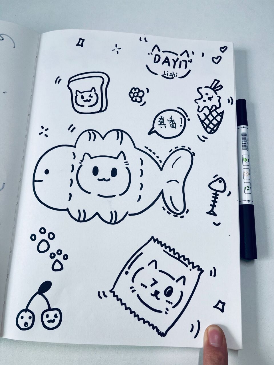78打卡分享一张小猫咪系列的零食简笔画手账素材~06小猫咪鱼饼小