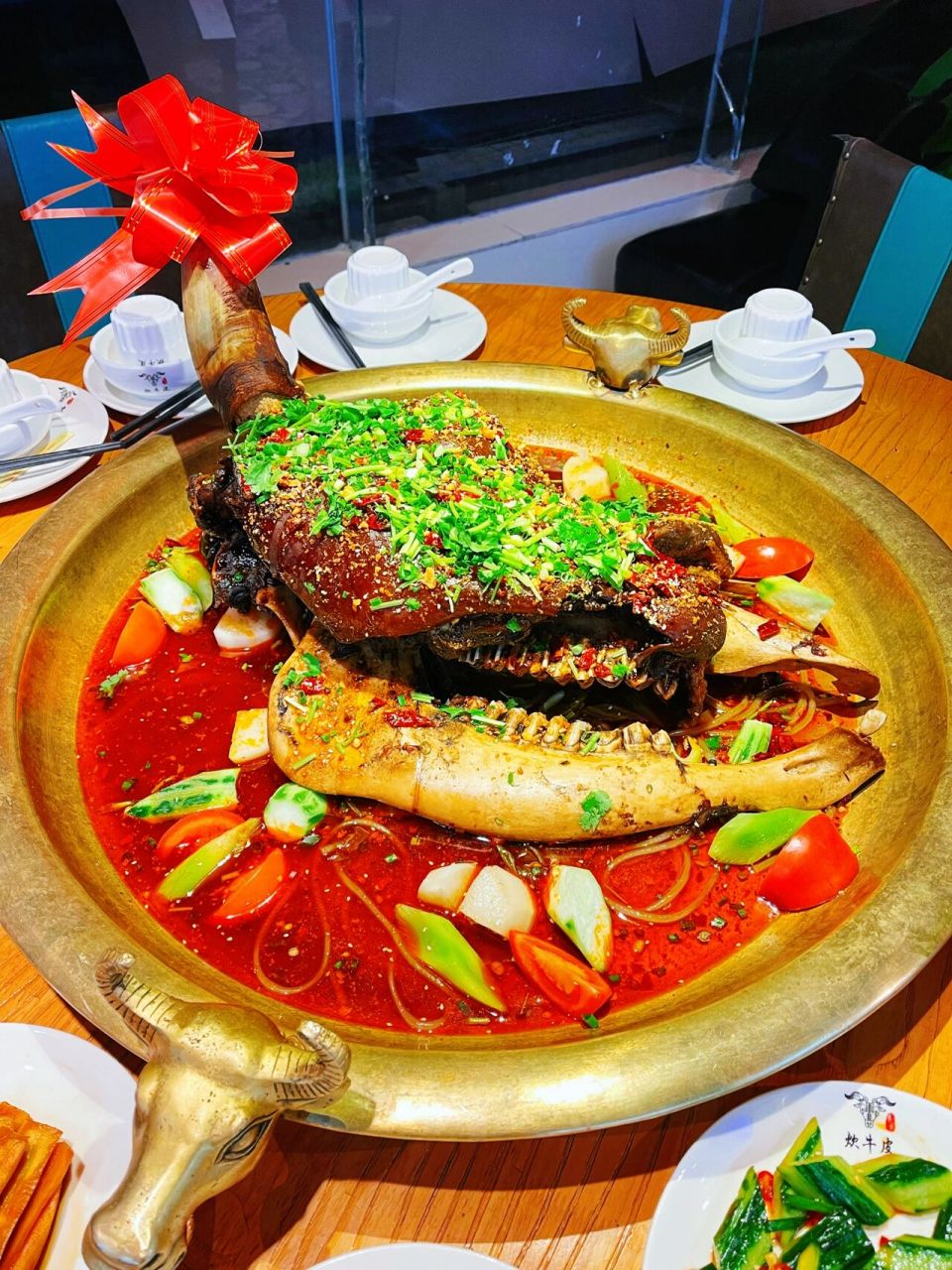 90第一次见识特色菜秘制牛头宴,听讲仲有防癌止疼,强筋壮骨,提升