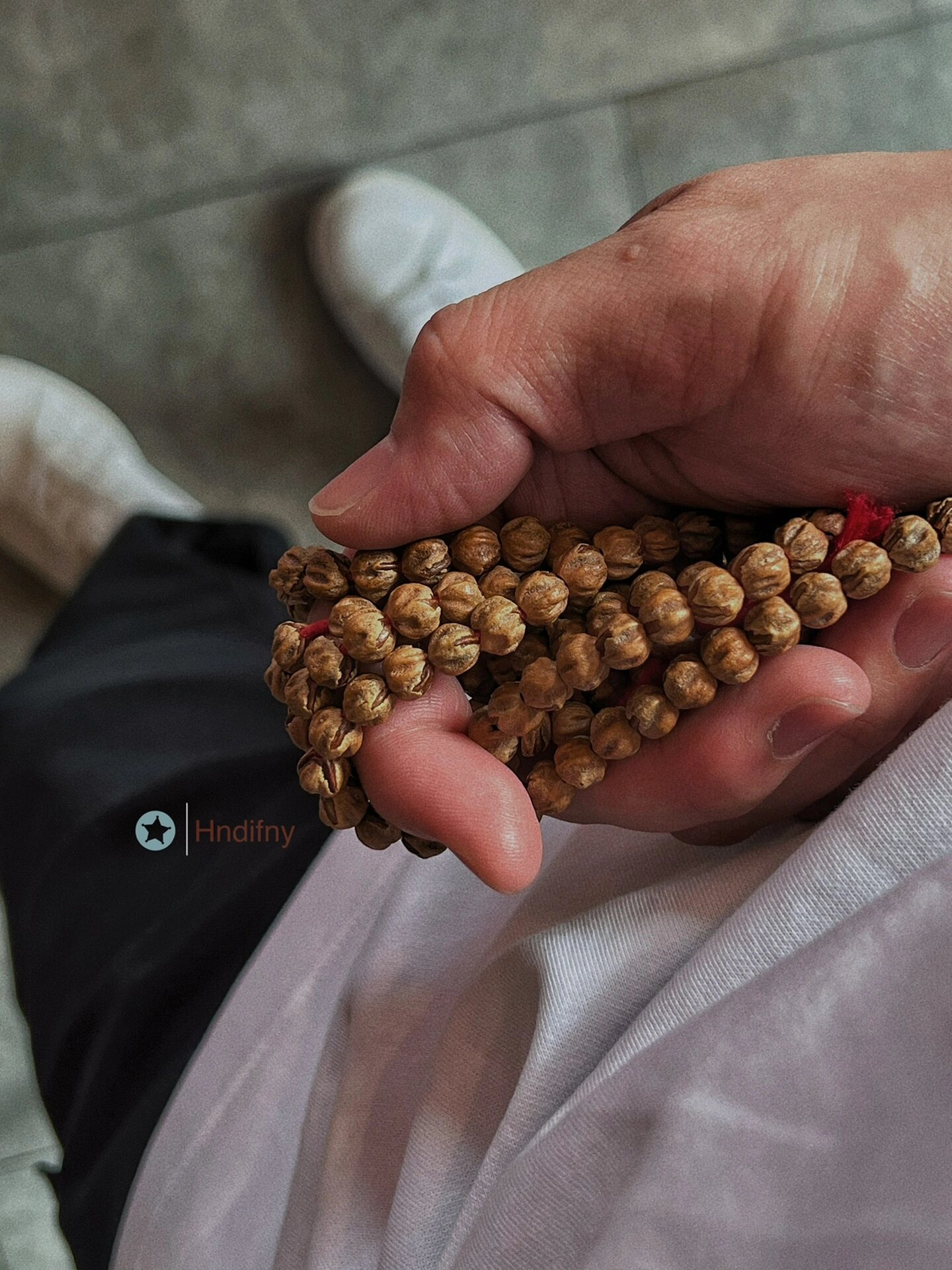 净手或手套打底是盘玩百香籽必不可少的前期流程 百香籽的质感和纹路