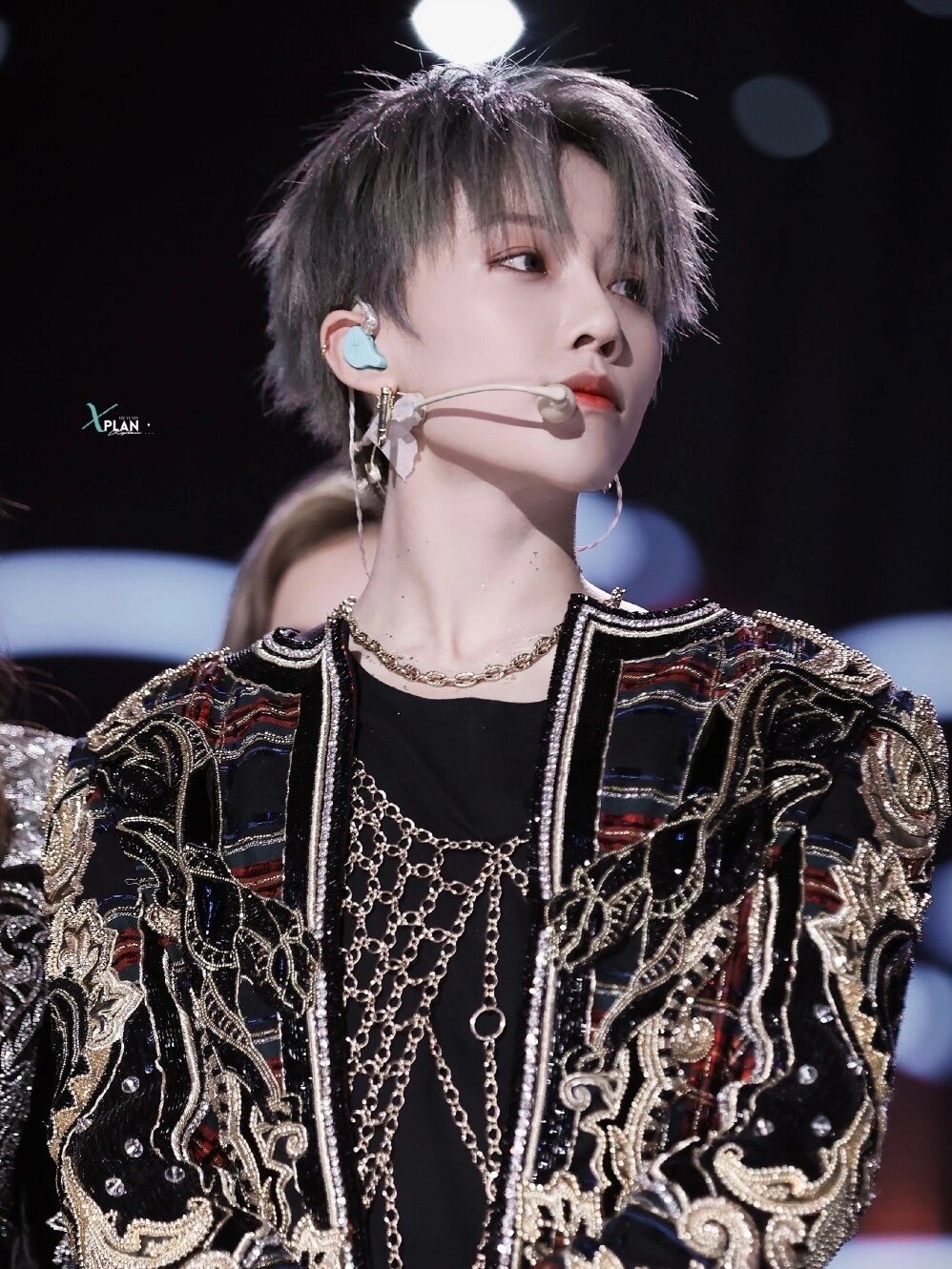 刘雨昕,向上吧少年冠 军,蜜蜂少女队c位,青你2c位,这优 秀的履历,每个