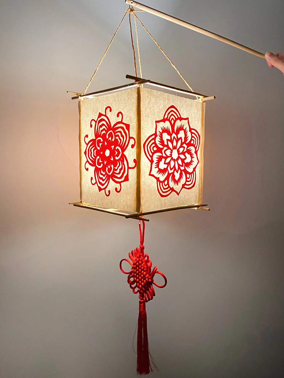 超简单的剪纸灯笼教程|有手就会 元旦节马上要到啦,做个灯笼出去拍照