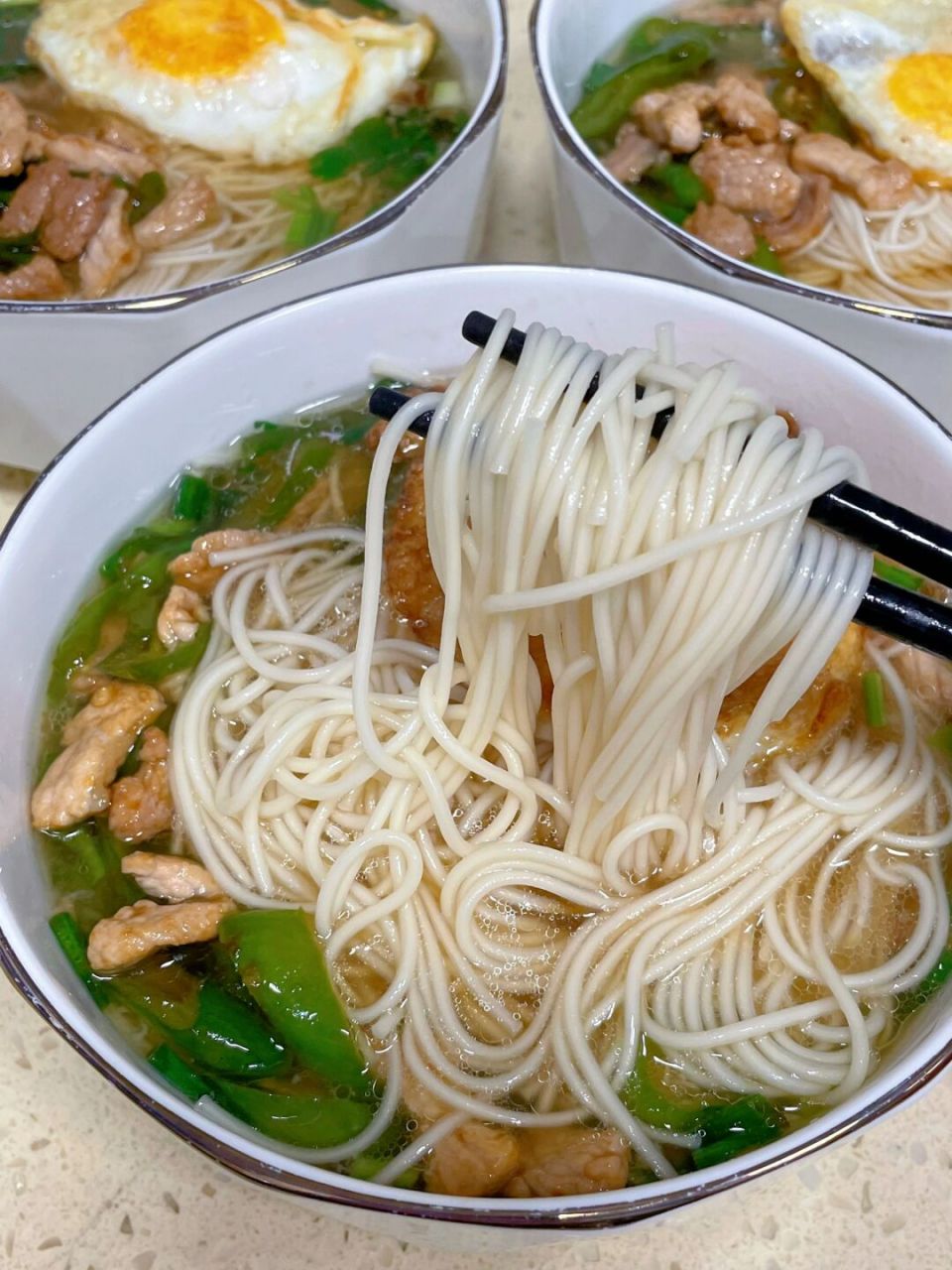 95青椒肉丝面做法: 准备食材:青椒 猪肉 面条 盐 酱油 蚝油 ,鸡蛋
