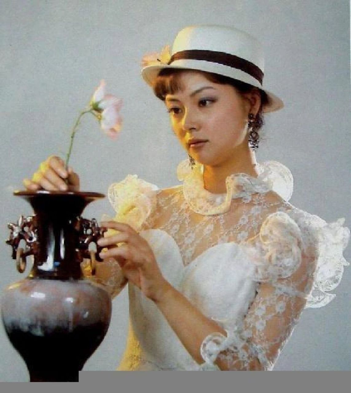 张莉写真,生活照 1987年,主演的古装连续剧《红楼梦》播出,饰演薛宝钗