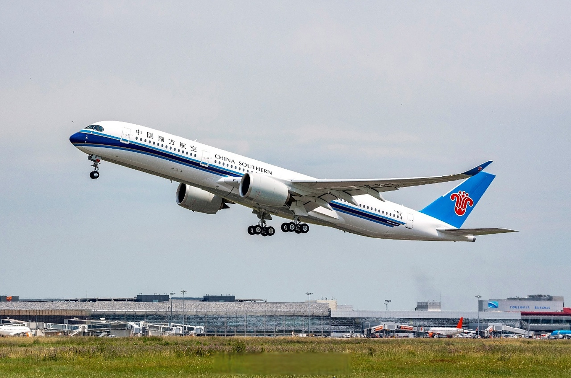 2018年8月8日,两架a350飞机从法国图卢兹起飞,分别飞往北京和成都