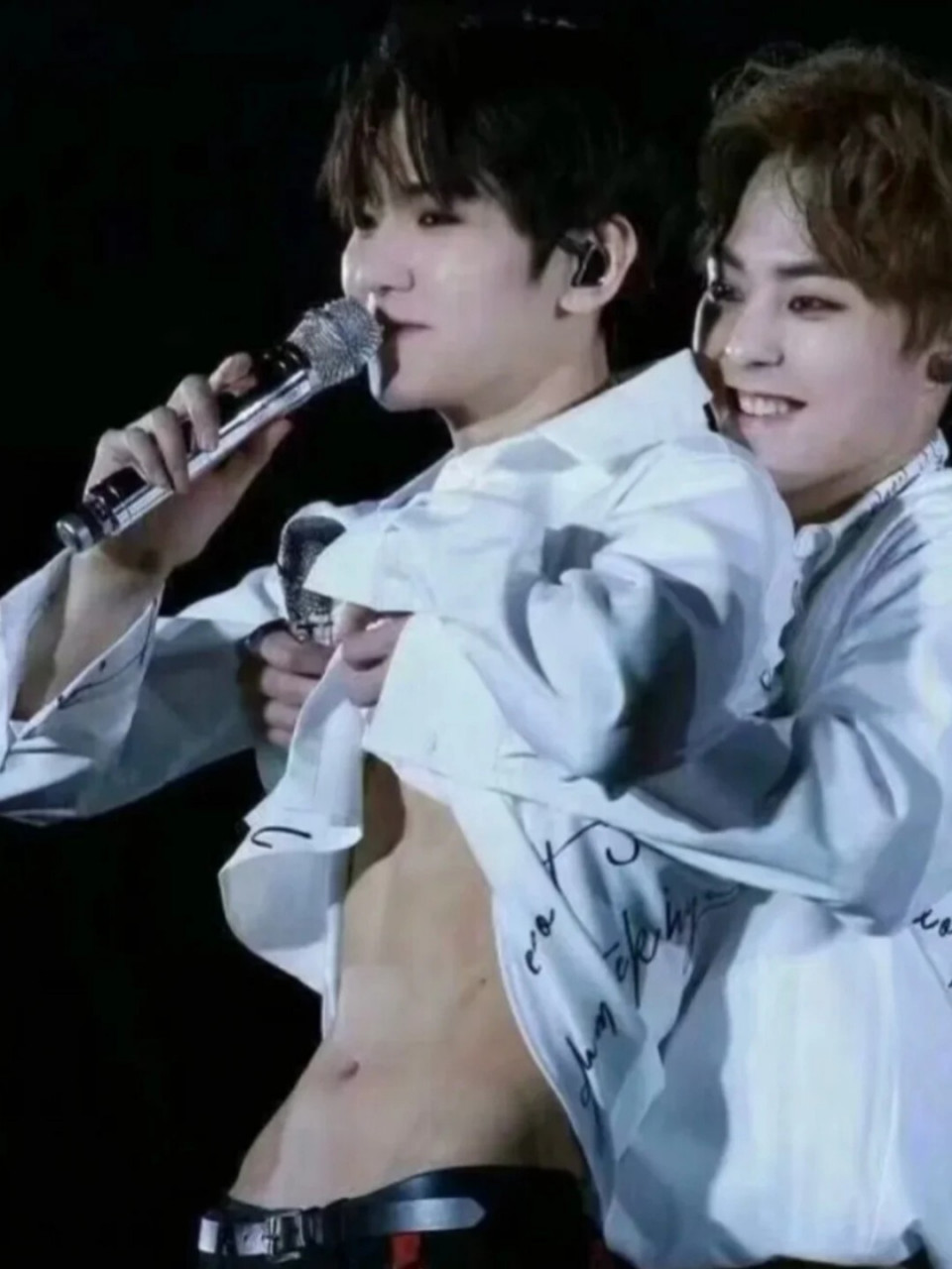 边总的神秘腹肌 边伯贤 #天才爱豆边伯贤