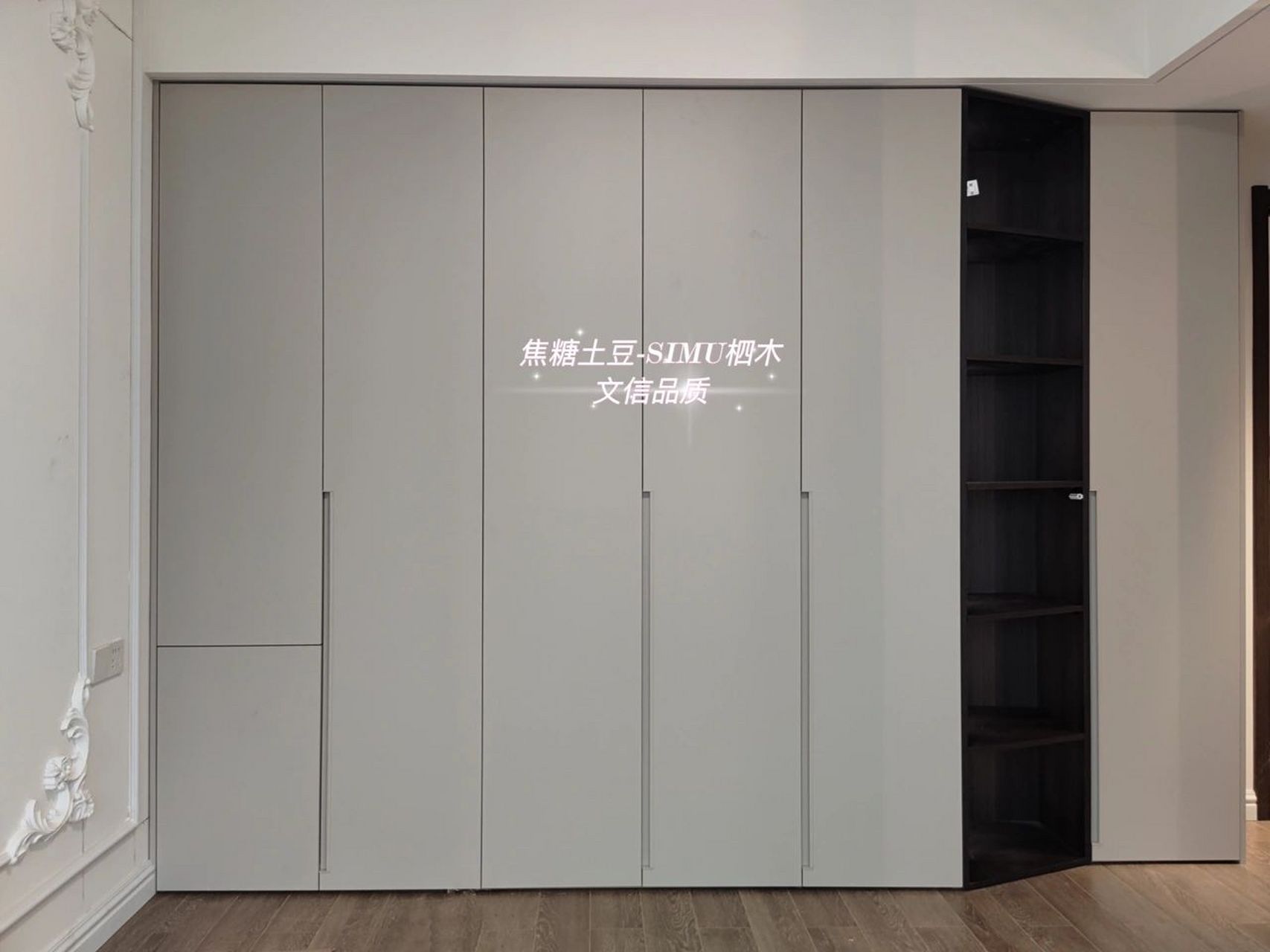 奶油灰(羊绒灰)及同色拉手落地效果柔和自 衣柜柜门菲德耐u12168 同色