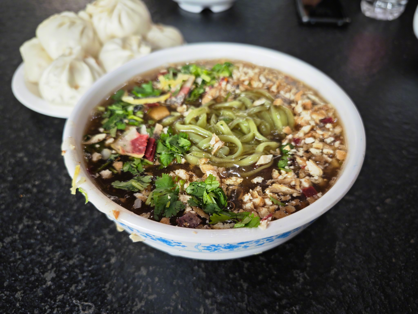 张掖臊子面,面薄而劲,辅以肉片豆干,相得益彰.