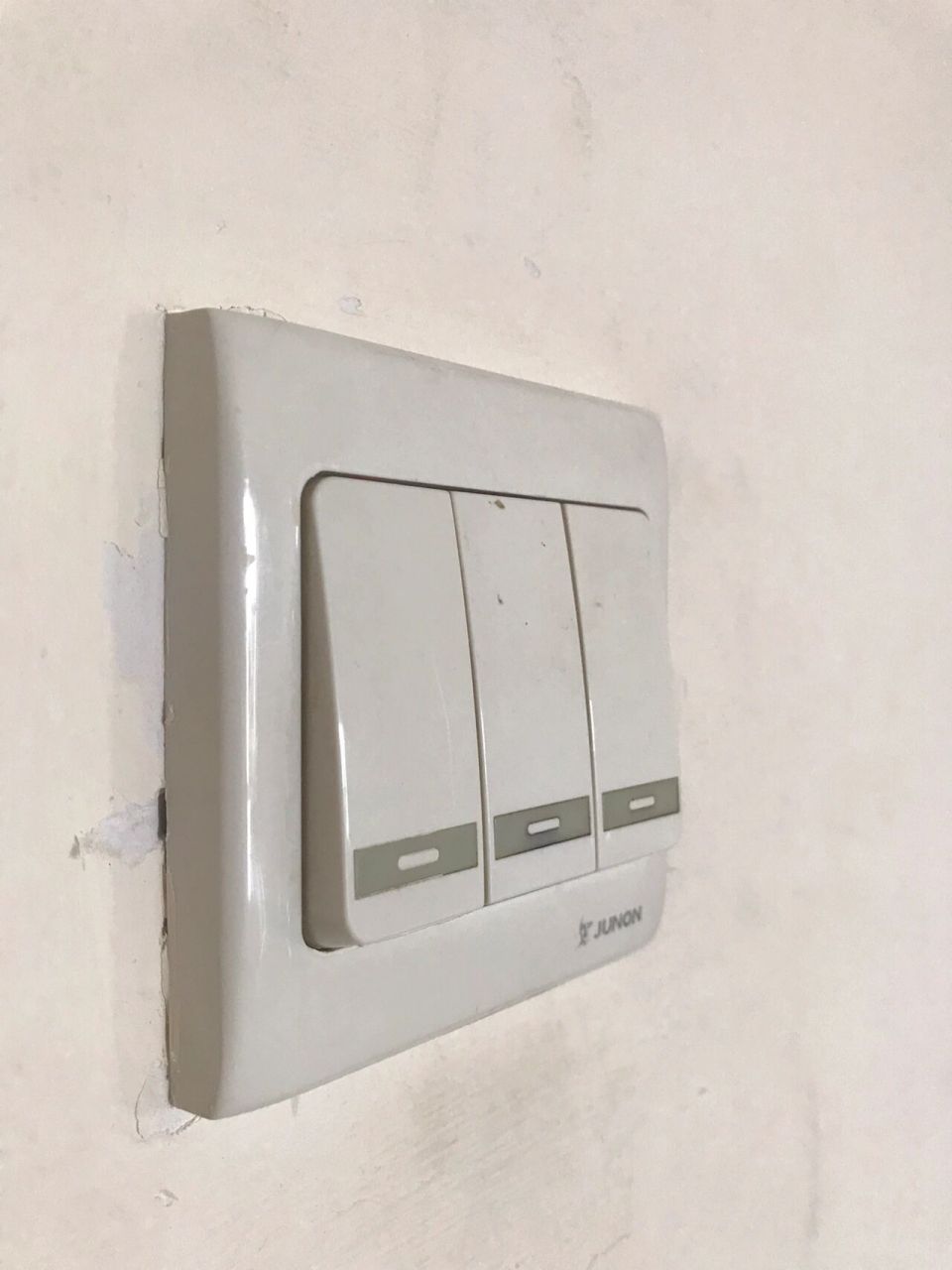 想换开关面板,但是这种老式的螺丝被两个小圆板盖住的 另外我是换好