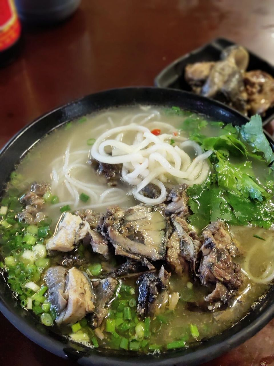 在丽江,淋着大雨去吃土鸡米线 晚上九点多才到丽江,在酒店放下行李