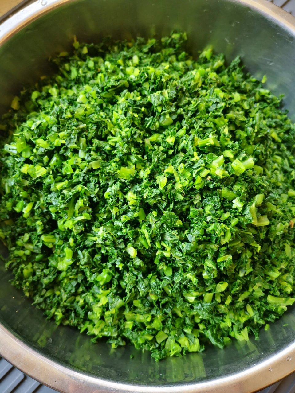 萝卜缨菜团子 自己种的萝卜,连根叶子也不舍得丢掉.