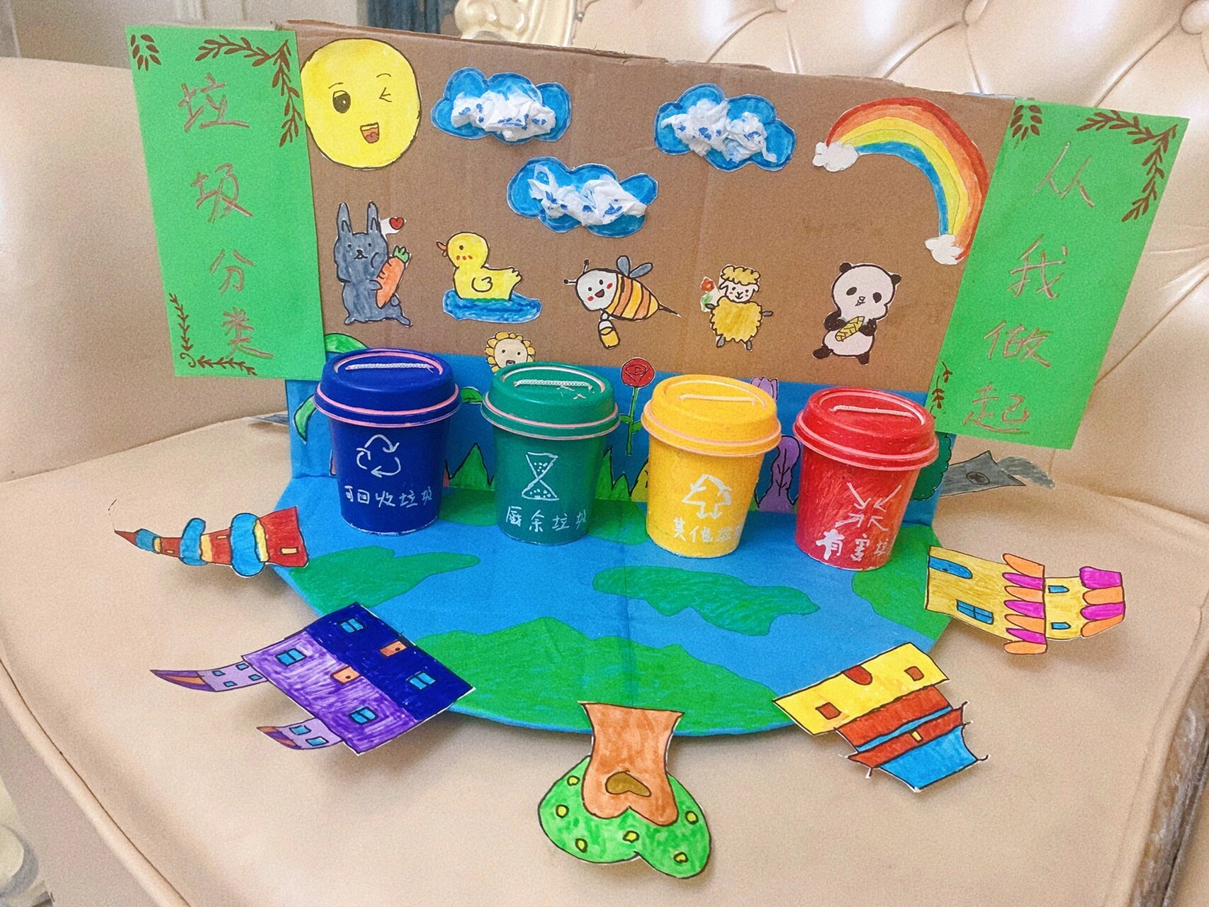 国庆假期,幼儿园布置了作业——废物利用制作垃圾分类手工,熬了三个