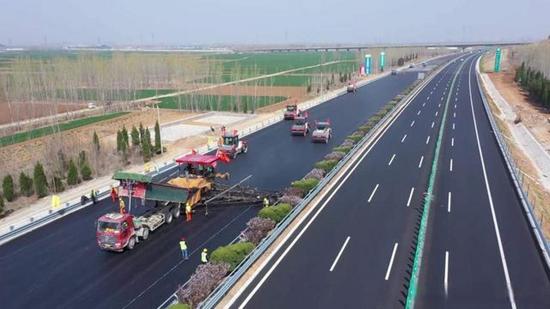 【#京台高速齐河至济南改扩建# 项目黄河特大桥主桥基础浇筑完成】6月