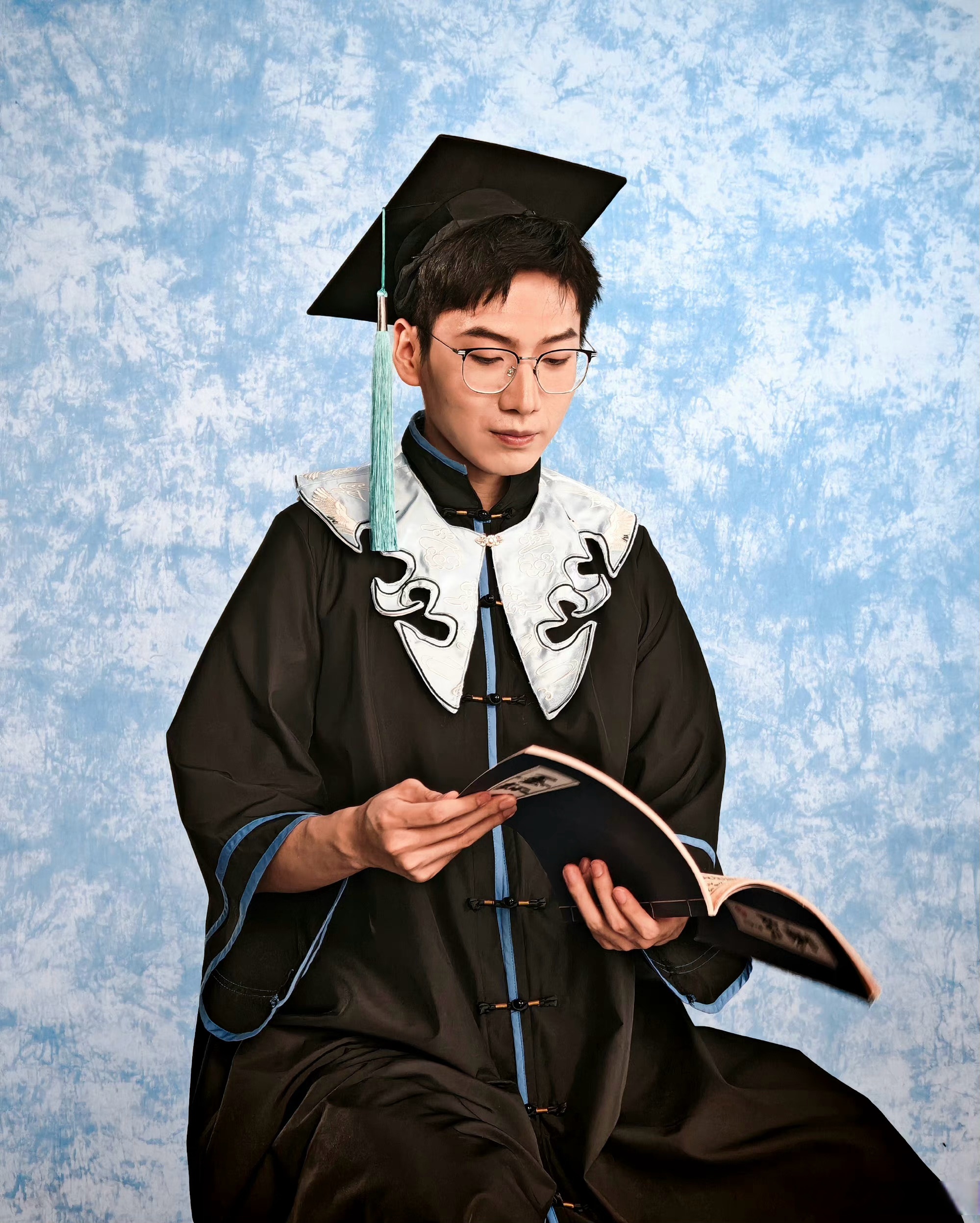 毕业季将至,北大学子把北京城穿在了学士服上,用镜头记录下与北京的