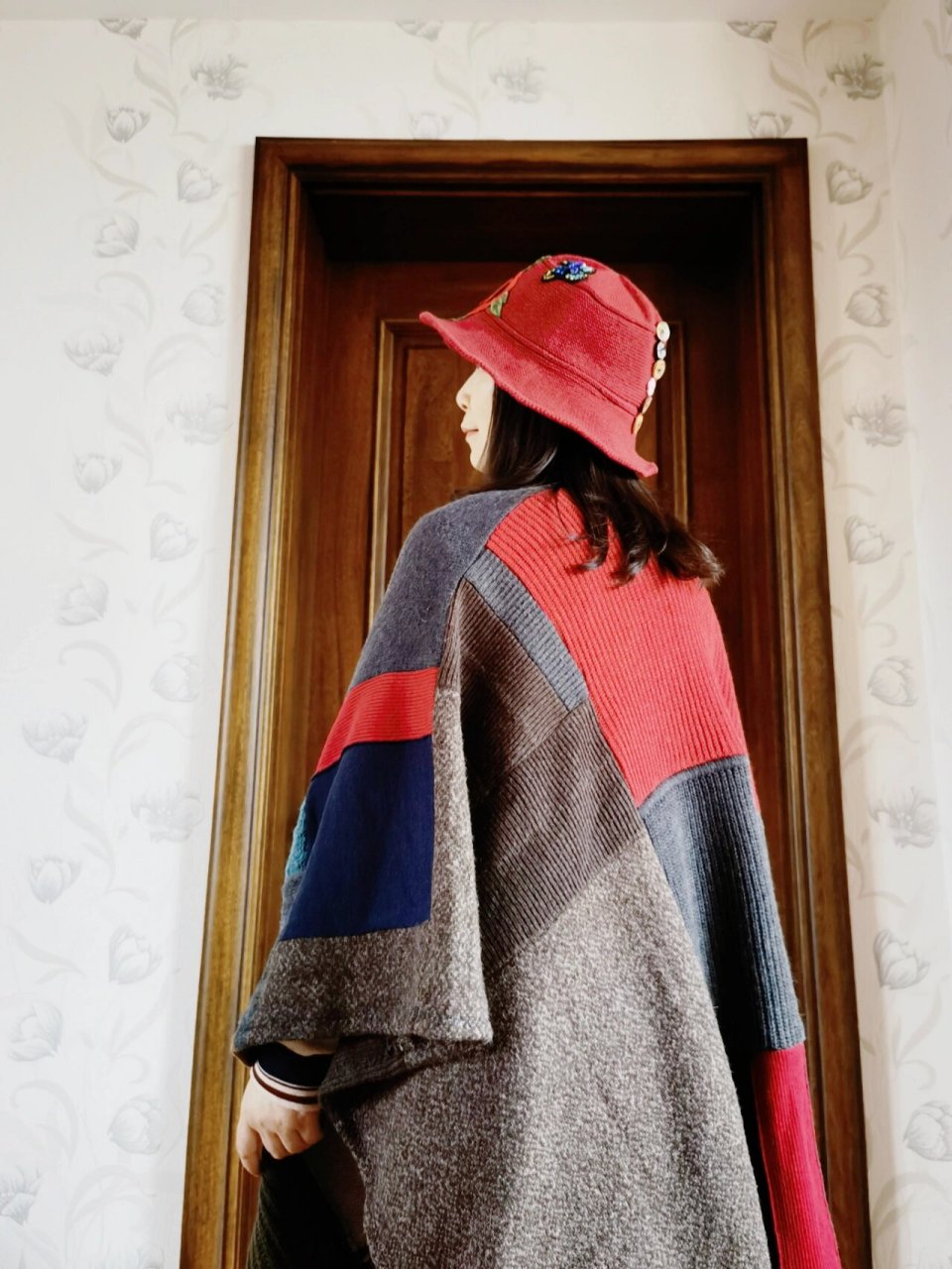 前几天发了旧毛衣改毯子,很多人担心毛衣剪了会散边的问题,毛毯是双层