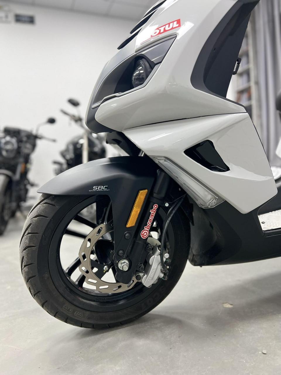 21年少妇四(标致sf4) 个人一手 6千公里 改装短尾牌照架 前后米塔斯