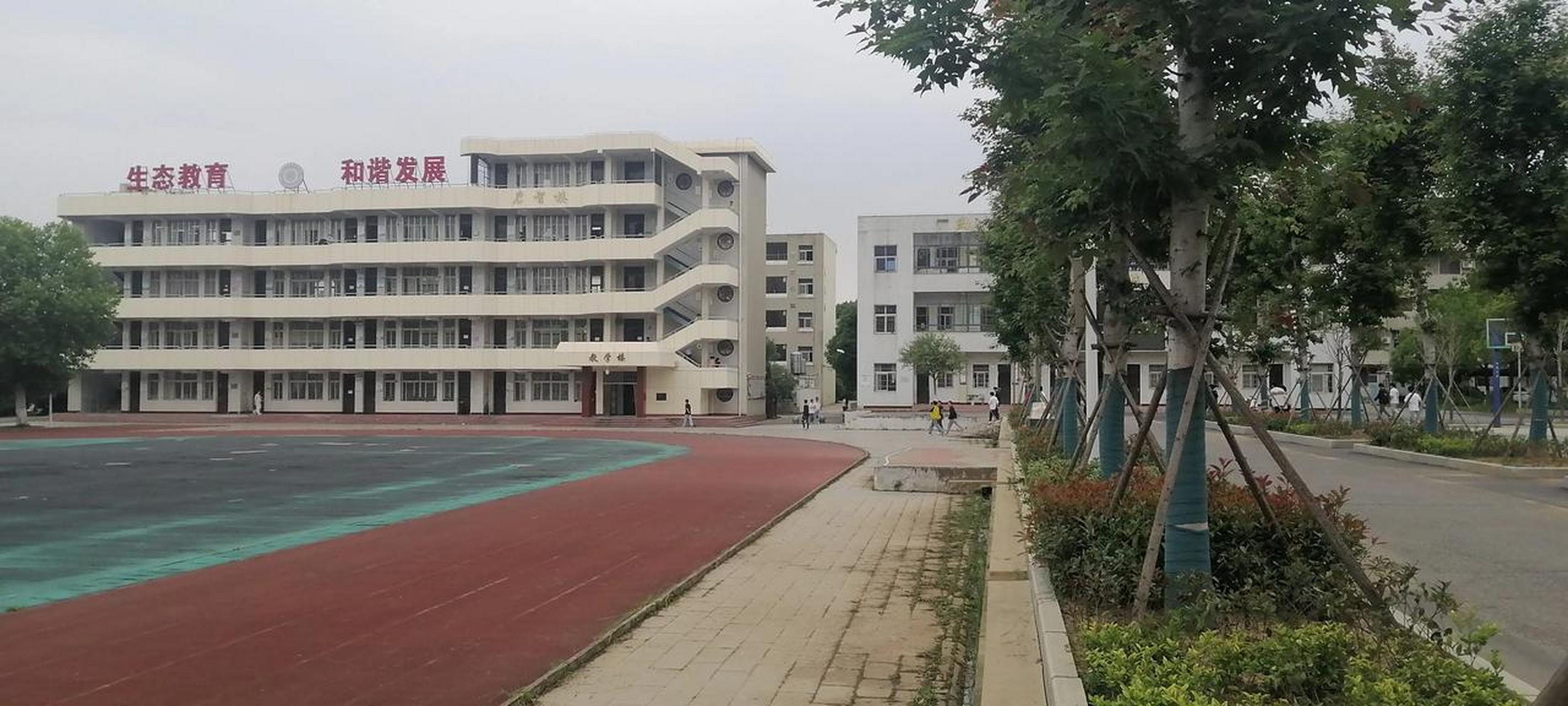 黄陂区祁家湾中学(大门联): 校前大道贯通五湖四海; 学中才子纵横九州