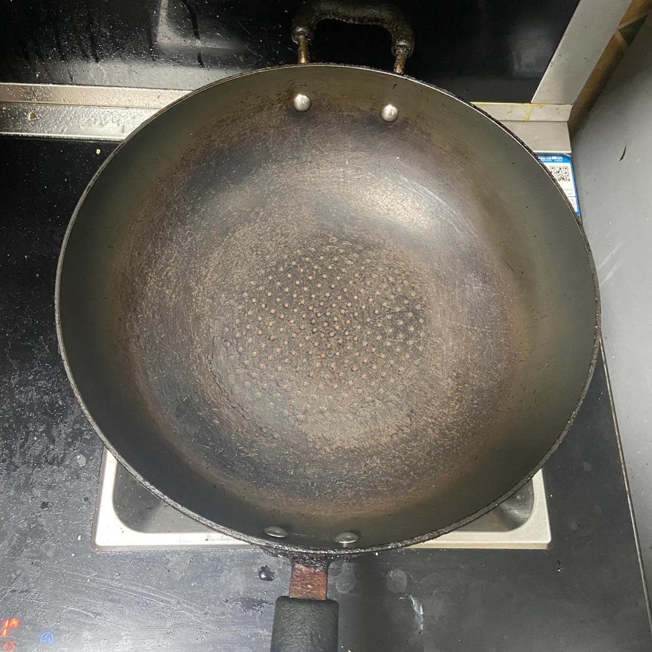 不粘锅涂层掉了,还能用吗 自从涂层脱落以后,巨粘 刷锅都是用的铁刷子
