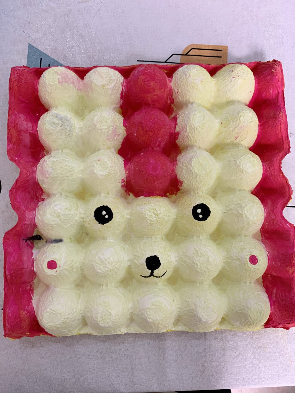 幼儿园鸡蛋托创意画 小了白了兔,白了又了白,两了只了耳了朵了,竖了起