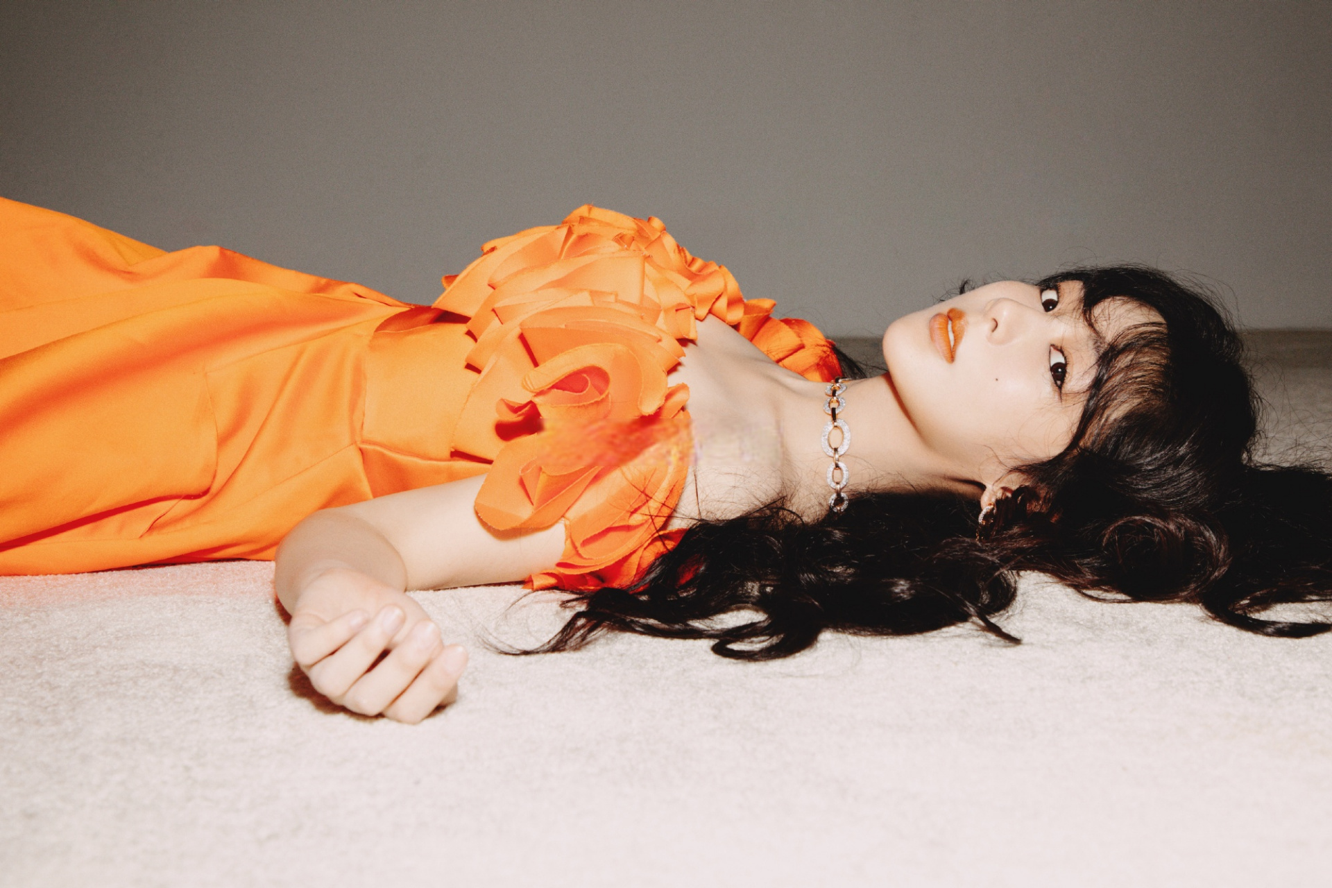 杨紫拍照的时候都爱躺着 躺着拍的照片也没有一组好看的