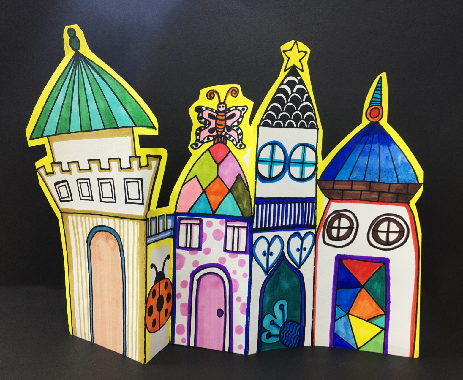 少儿创意美术 立体城堡 适合年龄:5～6岁 时长:90分钟