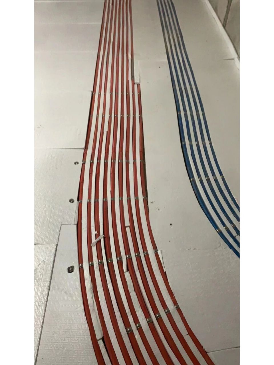 北辰三角洲贺总工地:双层上海绿羽2公分白晶保温板,第一层保温板用来