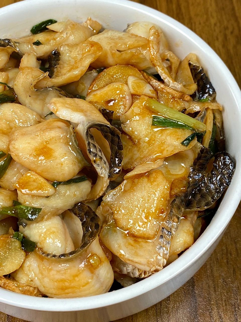 今天这道姜葱炒黑鱼片做出来是真的香鱼片嫩滑,口感鲜美巨下饭!