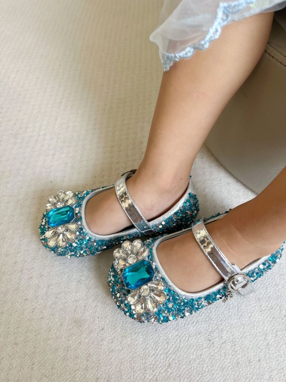 这么小的小崽天天喜欢布灵布灵的公主鞋 搭配爱莎的9499公主裙真