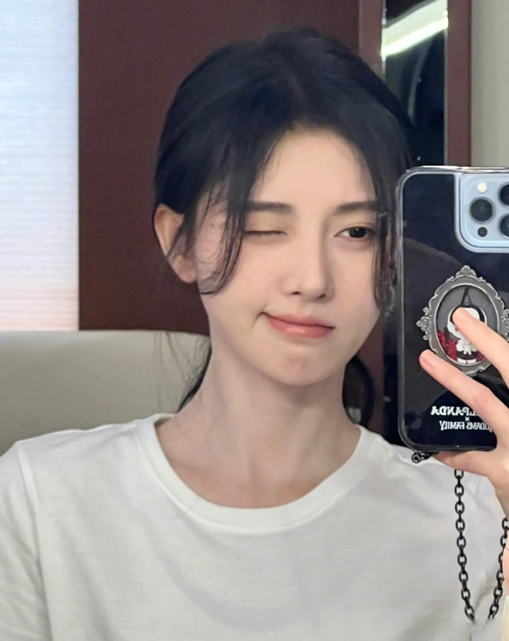 难得看见鞠婧祎素颜的样子,的确是清纯可爱.