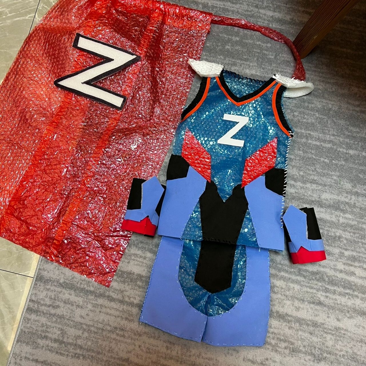 幼儿园环保时装表演 奥特曼服装diy "变废为宝,创意无边" 通过环保