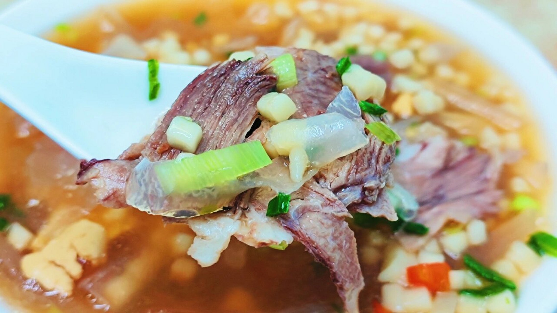 张掖的牛肉小饭,看似米,实则面.