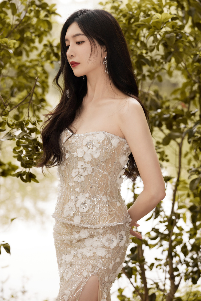 江疏影修身拖地抹胸仙裙写真