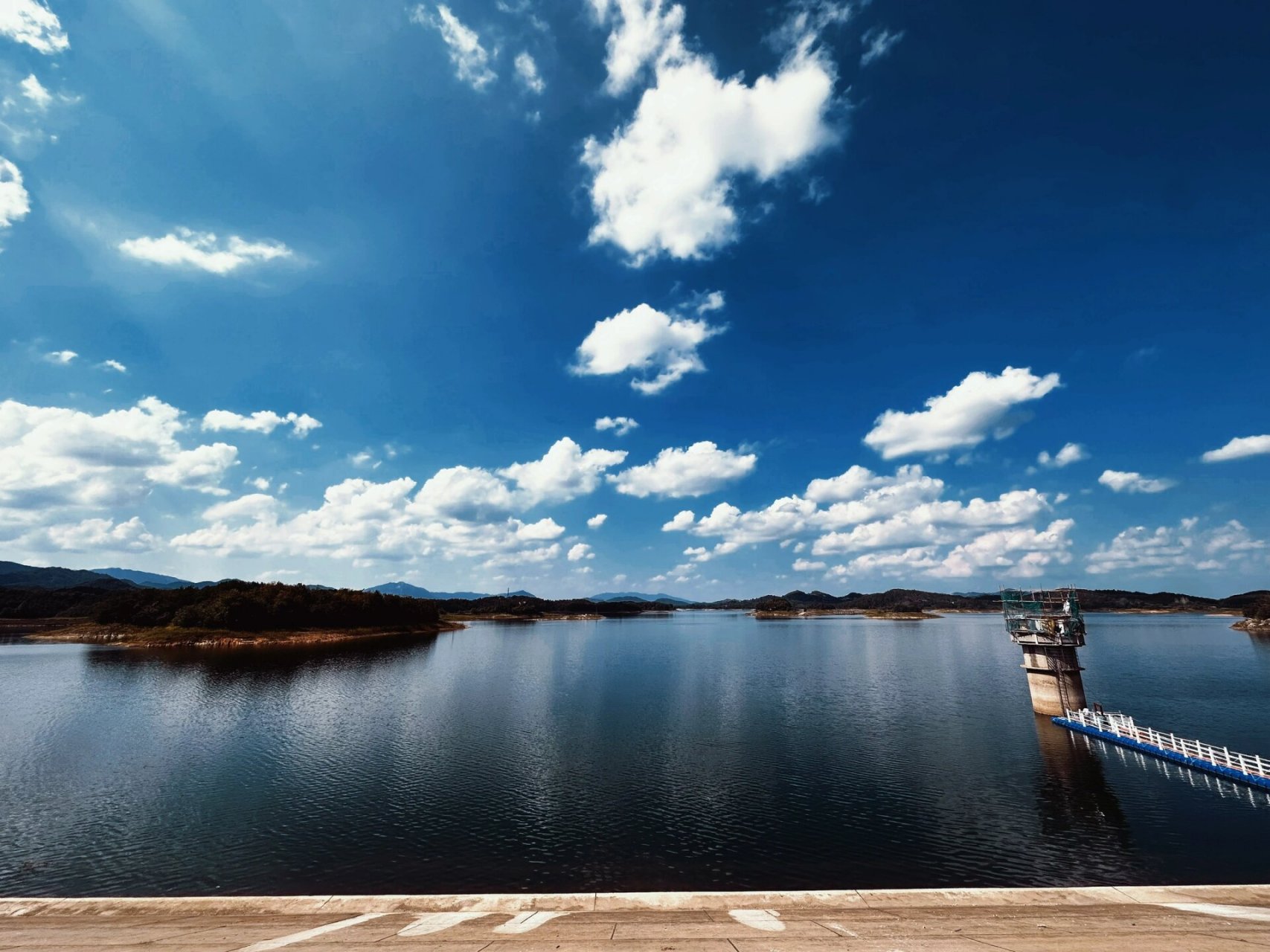 梅店水库 绕着梅店水库一圈,找到这个水坝的位置,这个位置视野很开阔