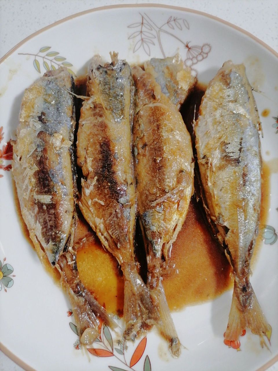 红烧棍子鱼 99 99 分享: 1准备棍子鱼,姜,小米辣 2姜小米辣爆锅