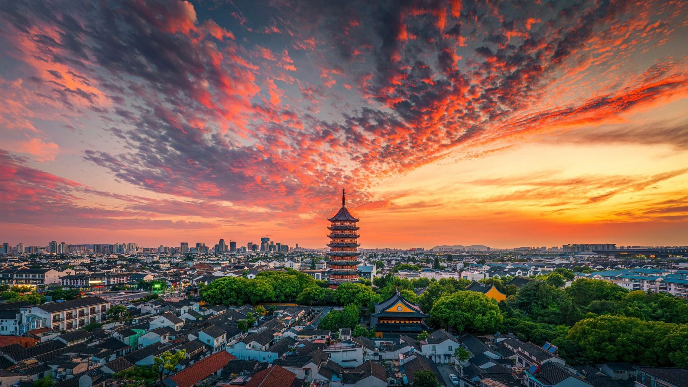 比如寒山寺 但在市区那最有名的当属北塔报恩寺了 这是苏州历史最悠久