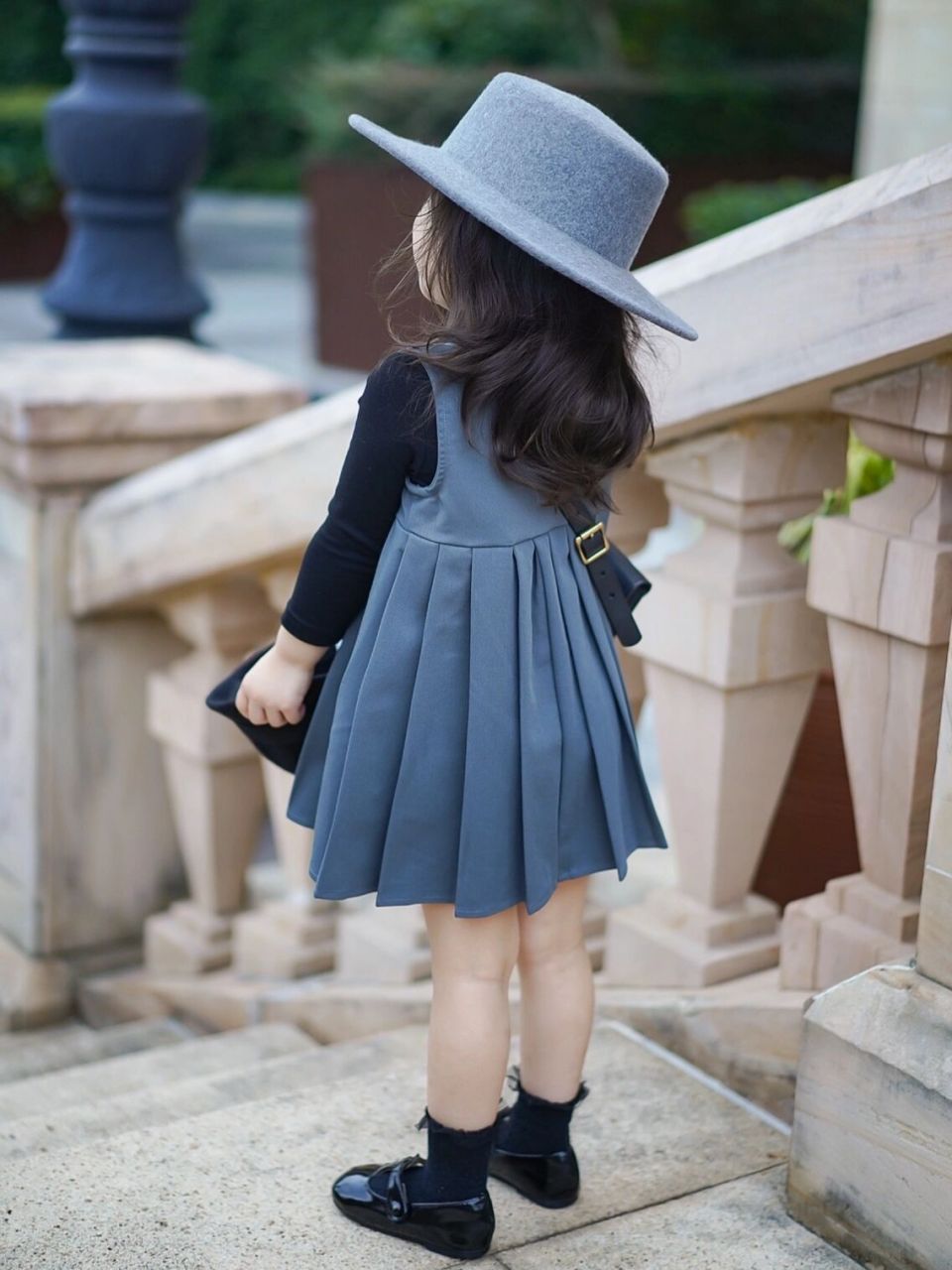 还是最喜欢拍汤圆的背影了 #萌娃日常# #骗你生女儿# #宝宝早秋 