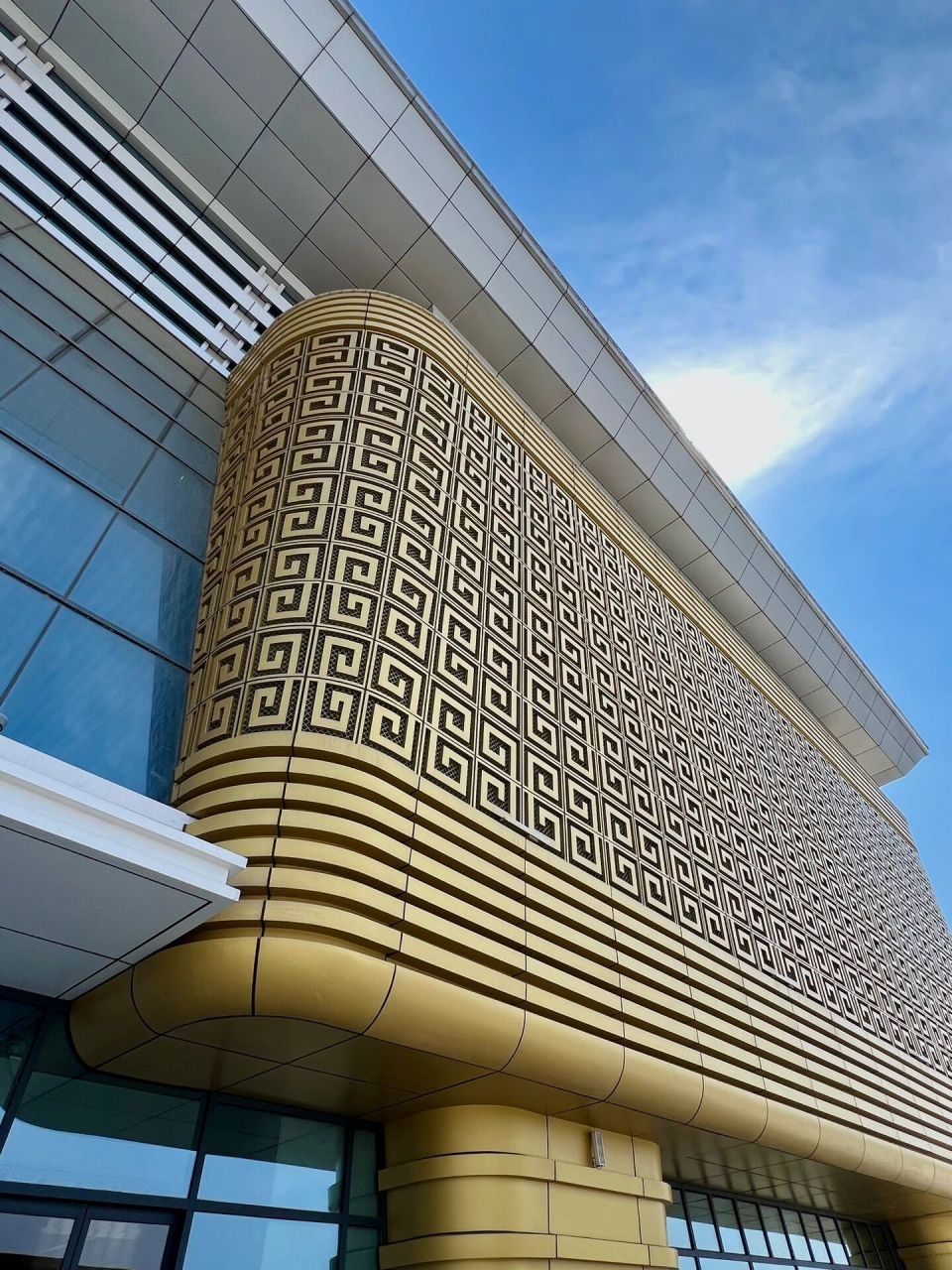 打卡淮南南～ 终于打卡淮南南站啦,建筑风格还是很大气的!