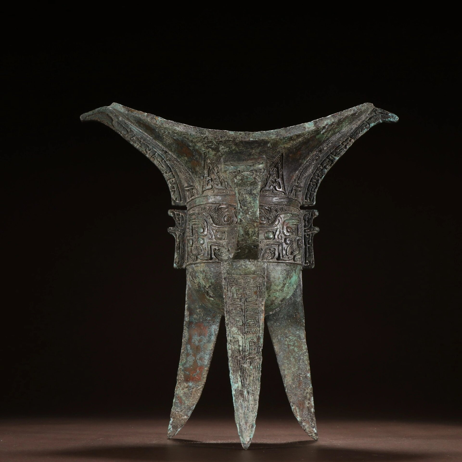 旧藏 青铜器饕餮纹爵杯. 规格:高23.5㎝宽22㎝重1628g