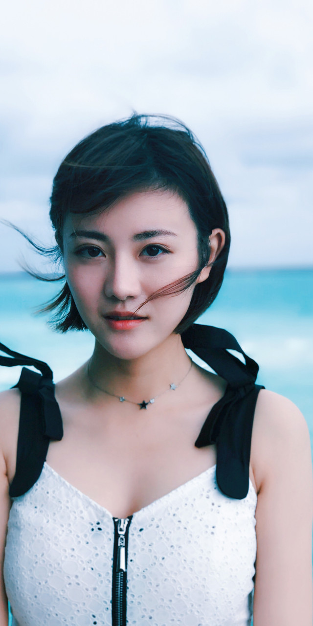 6年前30岁的牟星,短发干练柔美,一身白色泳装配墨镜,浪漫而优雅自信