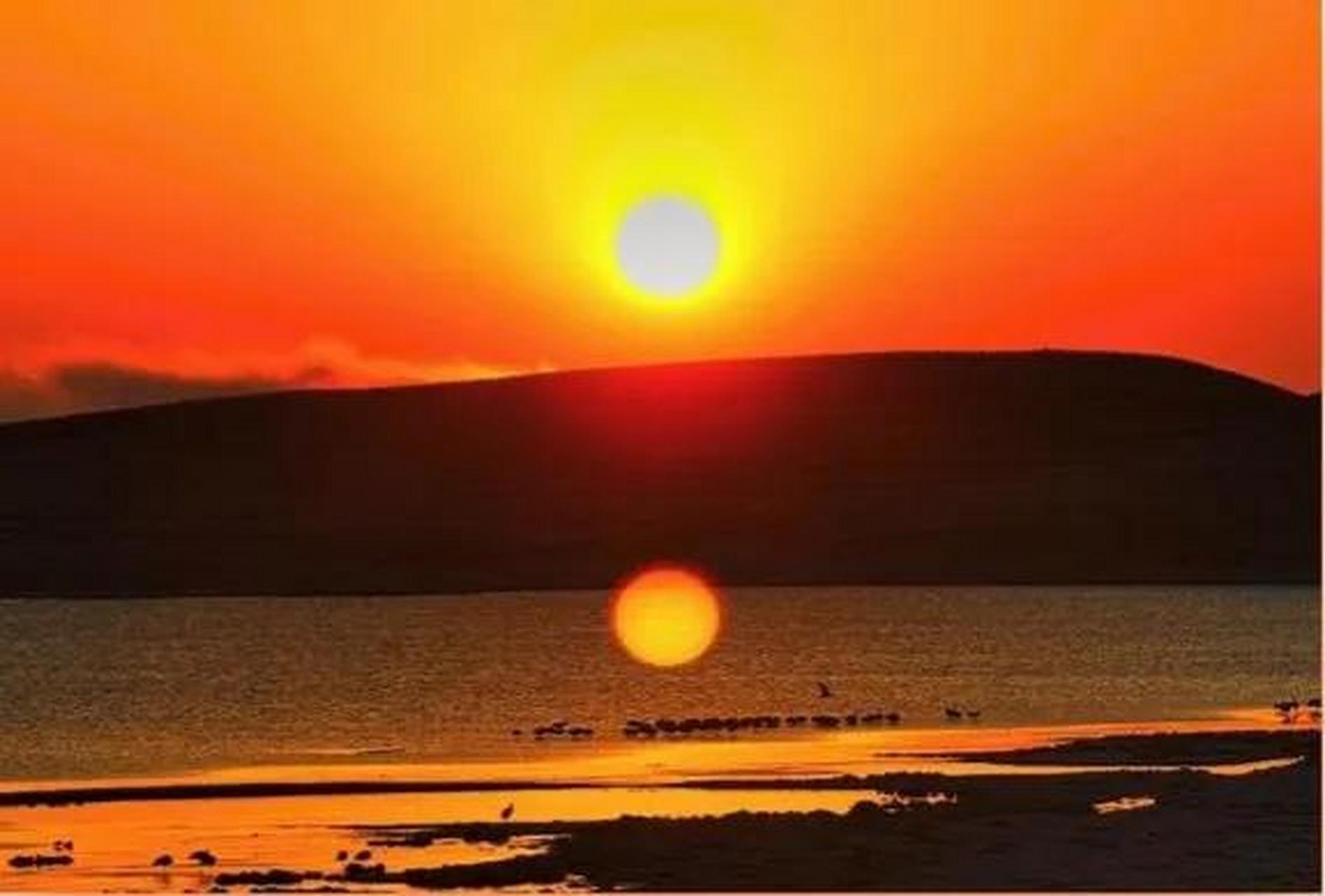 上联:红日照大地,如何对下联下联:青山映小溪  上联中的红日和大地