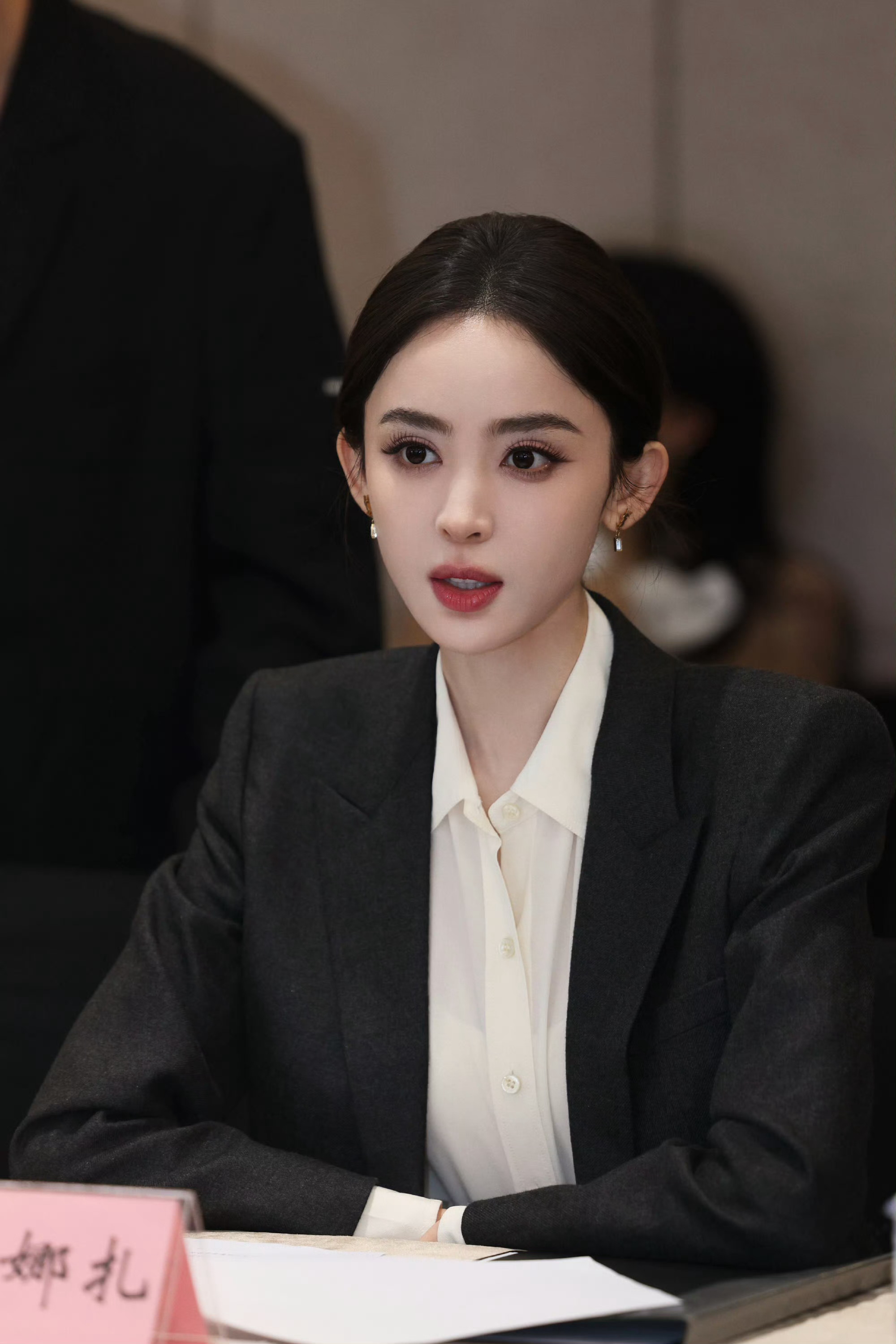 娜扎央视镜头#我是娜扎 明明已经只穿简单的西装和白衬衣了,但是姐姐