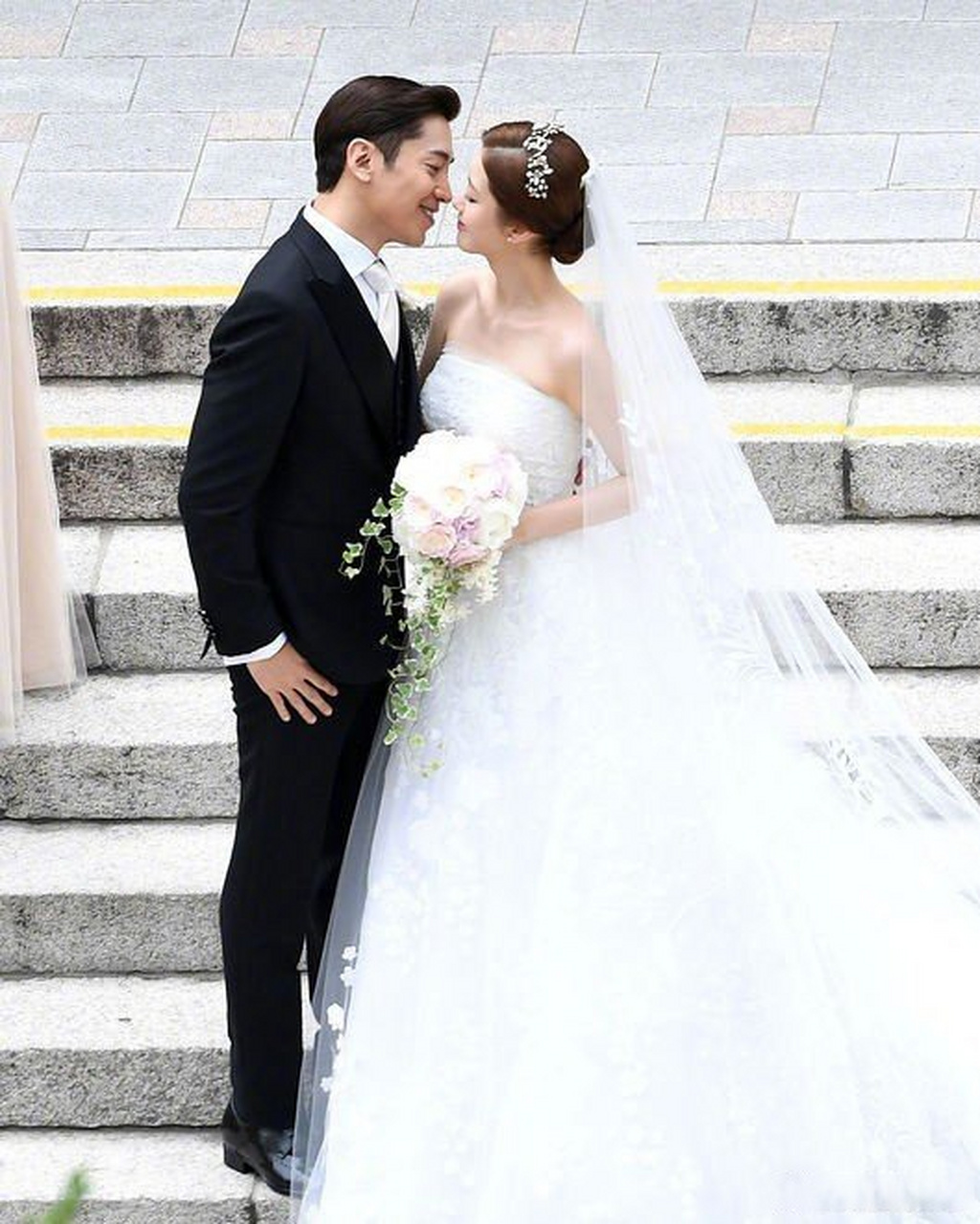 【神话eric当爸】8月23日,据韩媒报道,神话成员eric的妻子罗惠美怀孕