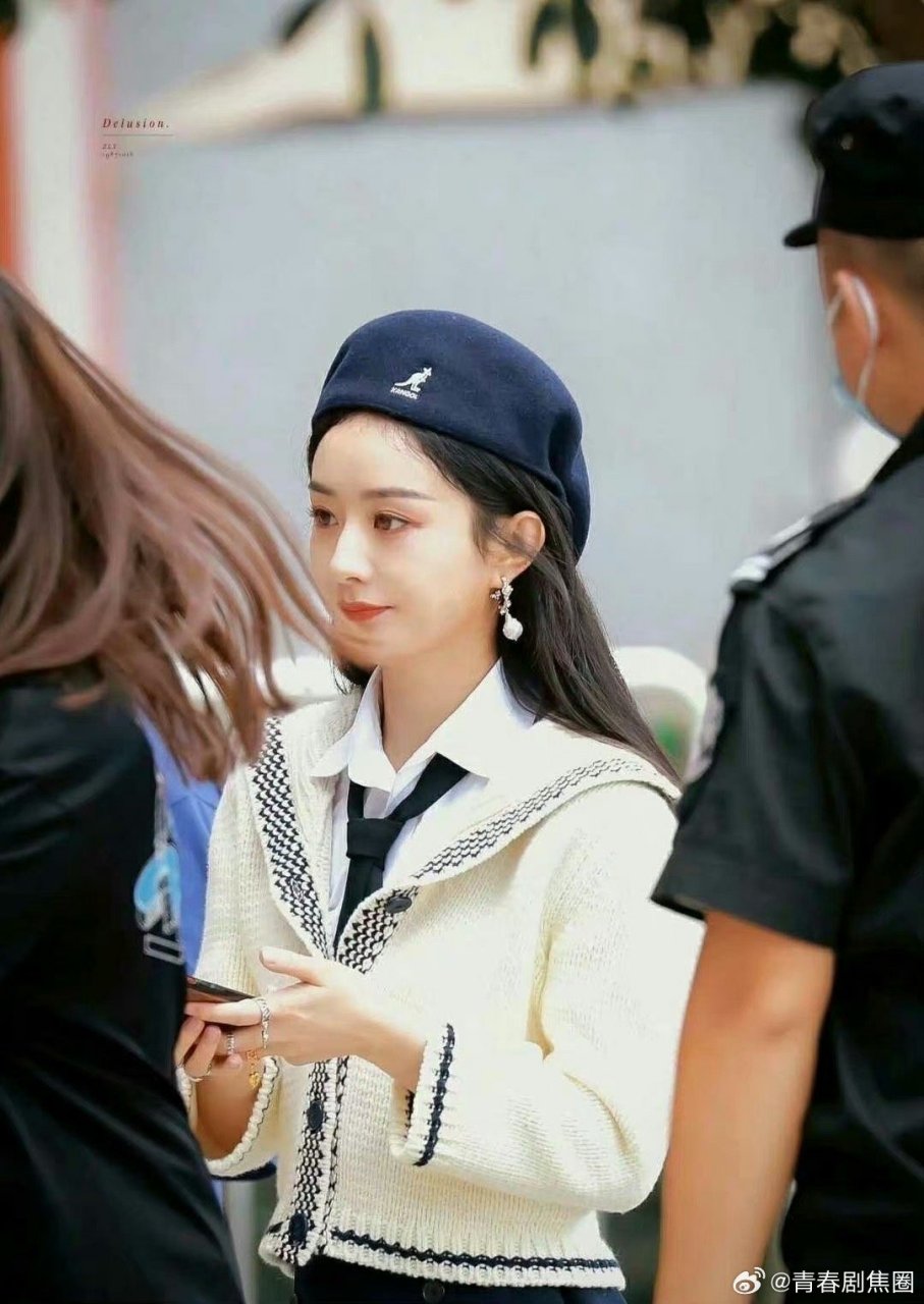 赵丽颖真的好爱这个手机壳啊