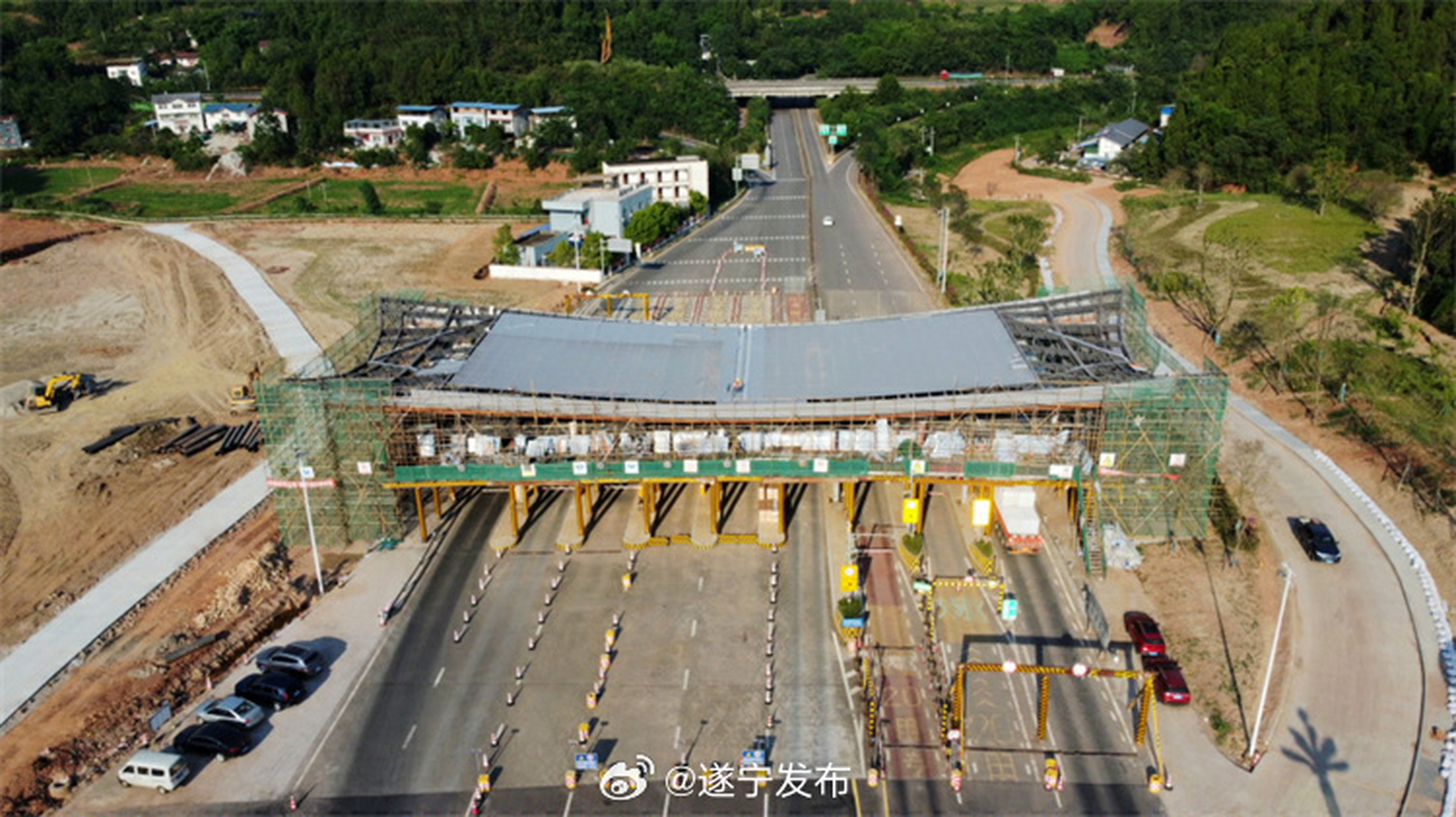 【绵遂高速遂宁河东收费站智慧化改造项目加速建设】该收费站位于绵遂