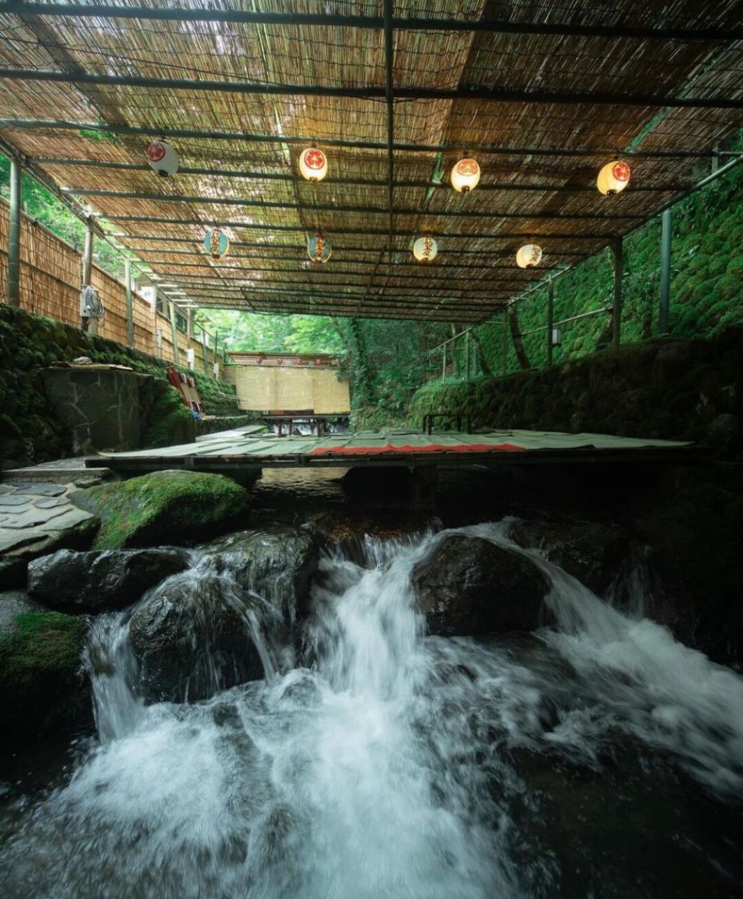 贵船神社是位于日本京都府京都市北面,鞍马山西麓的古老神社,是贵船